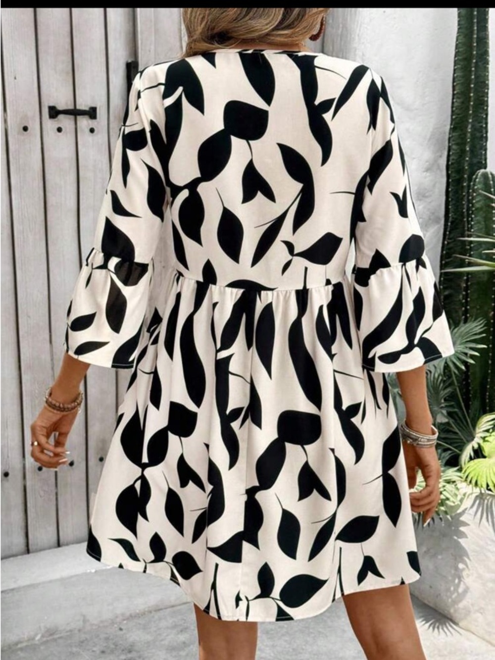 ! Women’s V-Neck Black & White Leaf Print Dress Plus Sz 16 - Picture 2 of 5